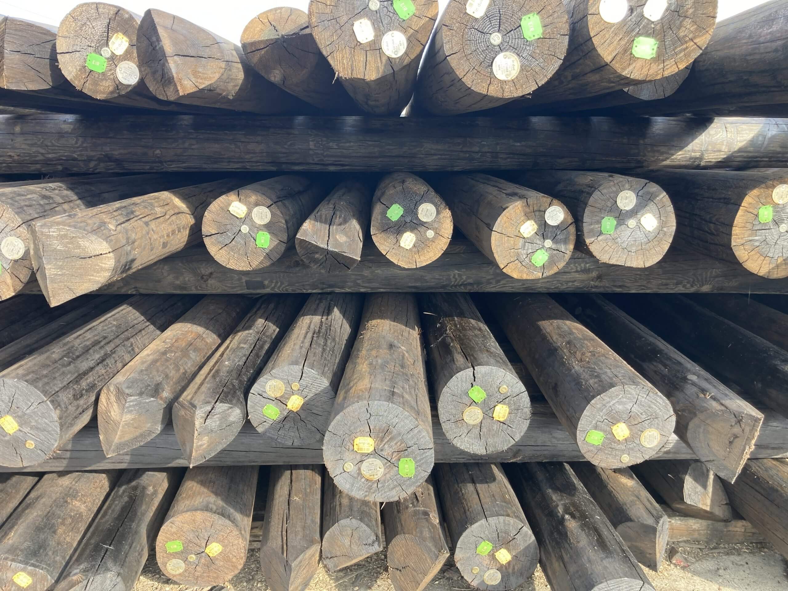Installation d'imprégnation induo® - poteaux en bois traités en autoclave sous pression