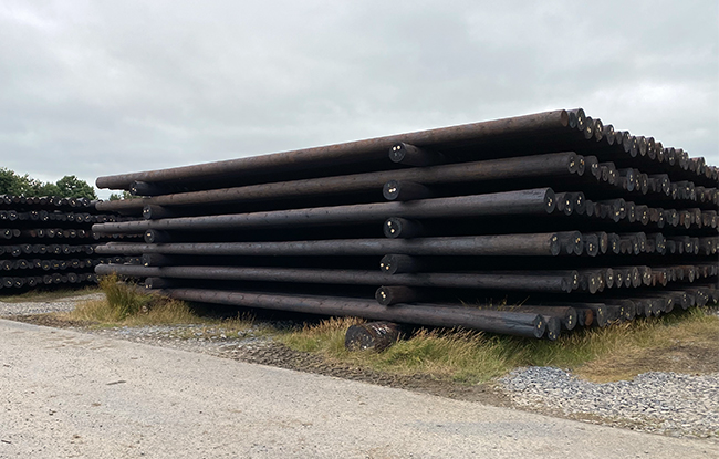 Poteaux en bois imprégnés à la créosote - induo®